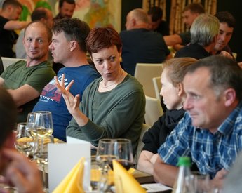 Am diskutieren während der Zusammenkunft mit den Bürgergemeinden