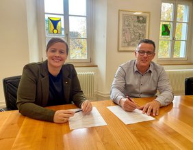 v. l.: Regierungsrätin Céline Huber, Sicherheitsdirektorin, und Kurt Schuler, Präsident der Korporation Uri bei der Unterzeichnung der Vereinbarung.