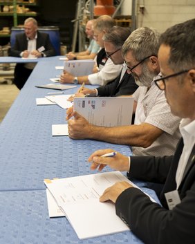 Präsident Kurt Schuler und Verwalter Lukas Wyrsch bei der Vertragsunterzeichnung.