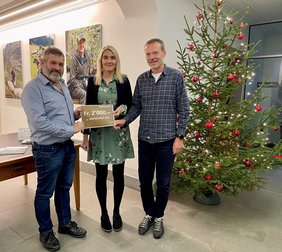 v. l.: Lukas Wyrsch, Verwalter der Korporation Uri mit Yoelle Gisler, Geschäftsleiterin Alzheimer Uri und Peter Raab, Präsident Alzheimer Uri anlässlich der Spendenübergabe. v. l.: Lukas Wyrsch, Verwalter der Korporation Uri mit Yoelle Gisler, Geschäftsleiterin Alzheimer Uri und Peter Raab, Präsident Alzheimer Uri anlässlich der Spendenübergabe.