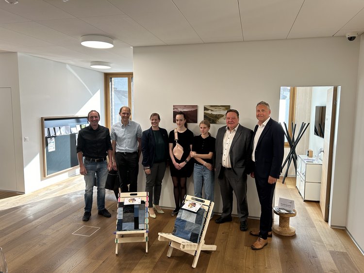 Projektbeteiligte und Schülerinnen: (v.l.) Wendelin Loretz, Roland Wüthrich, Céline Huber, Lilith, Sara, Beat Bütikofer, Marco Infanger