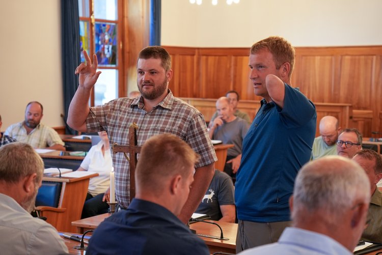 Die beiden neuen KR-Mitglieder Michael Mattli und Alois Zgraggen legen den Eid ab.