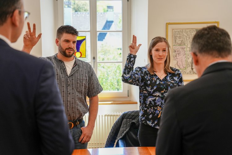 Elias Gisler und Daniela Loretz bei der Vereidigung
