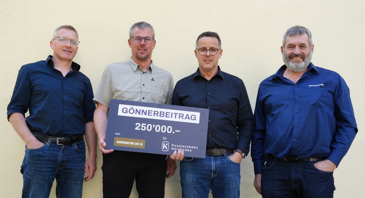 Die Vertreter der Gemeinde Spiringen und der Korporation Uri bei der Checkübergabe: v. l.: Spiringens Verwalter Gisler Valentin, Gemeindepräsident Müller René, Korporationspräsident Schuler Kurt und Korporationsverwalter Wyrsch Lukas.