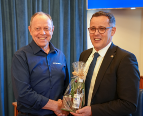 Verabschiedung Matthias Baumann durch Präsident Kurt Schuler