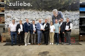 Die Vertreter/innen der Korporation Uri, Bezirk Schwyz, ebs Energie AG, Genossame Muotathal und OAK mit den unterzeichneten Konzessionsverträgen.