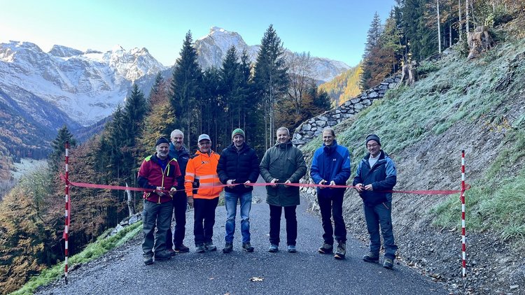 Förster Peter Kempf, Projektverfasser Josef Walker, Baumeister Bernhard Epp, Korporationsvizepräsident Wendelin Loretz, Sicherheitsdirektor Dimitri Moretti, Kantonsforstmeister Roland Wüthrich und Bürgergemeindepräsident Stefan Gasser anlässlich der Eröffnung der Waldstrasse